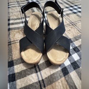 CL by Chinese Laundry Black and Tan Crossover Sandals